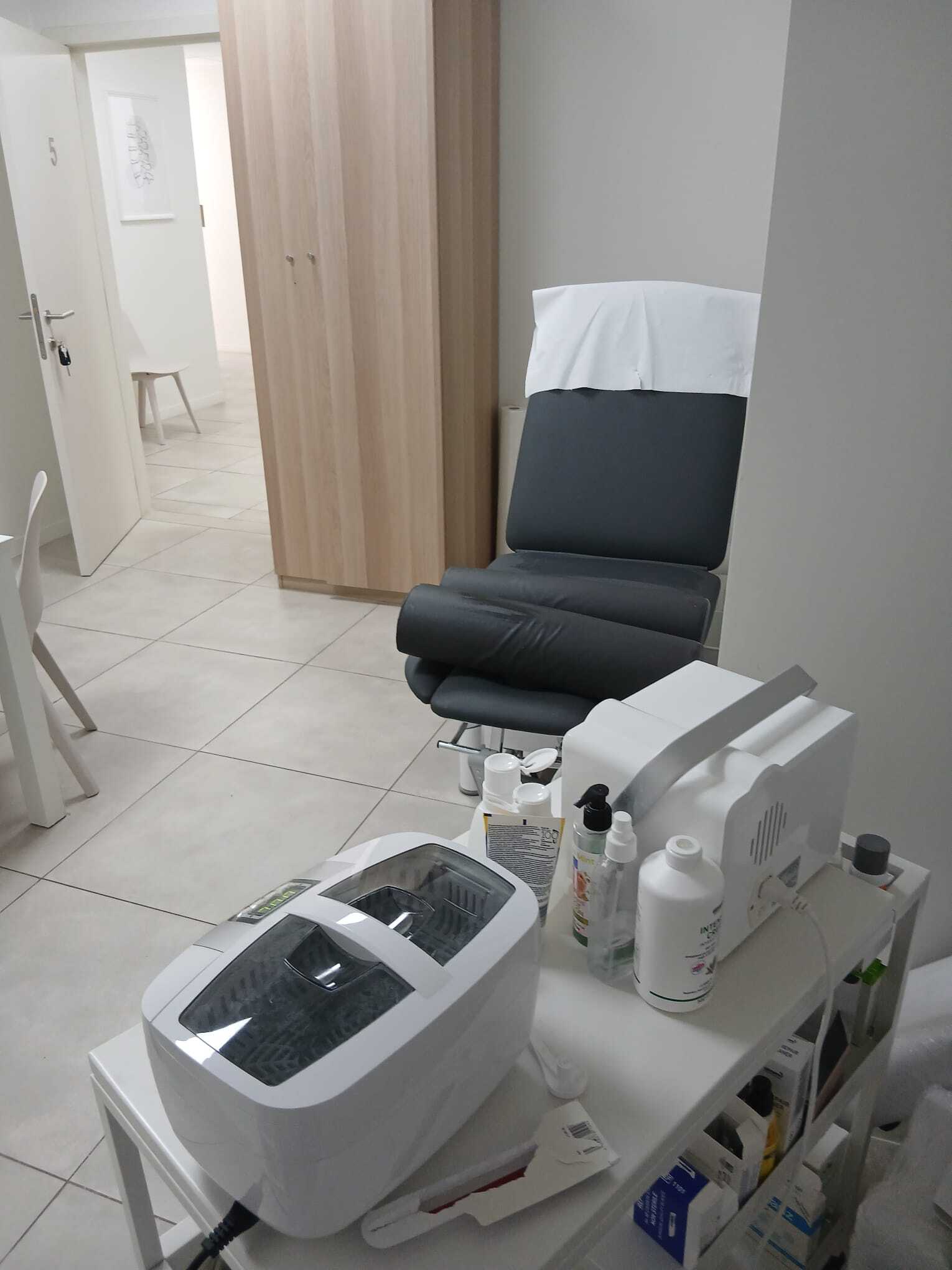 Fauteuil noir, bac à pieds et équipements de soin dans le cabinet de Patricia Marchaux.